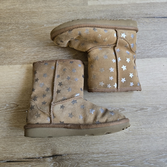 UGG Other - UGG Girls Classic Short II Stars Boot Size 1 Chestnut Suede